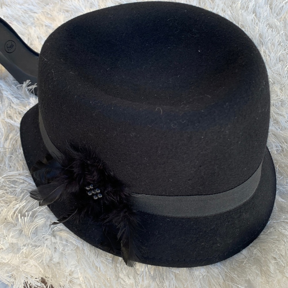CROFT & BARROW 100% Wool black hat with fabric band and faux feather acc…